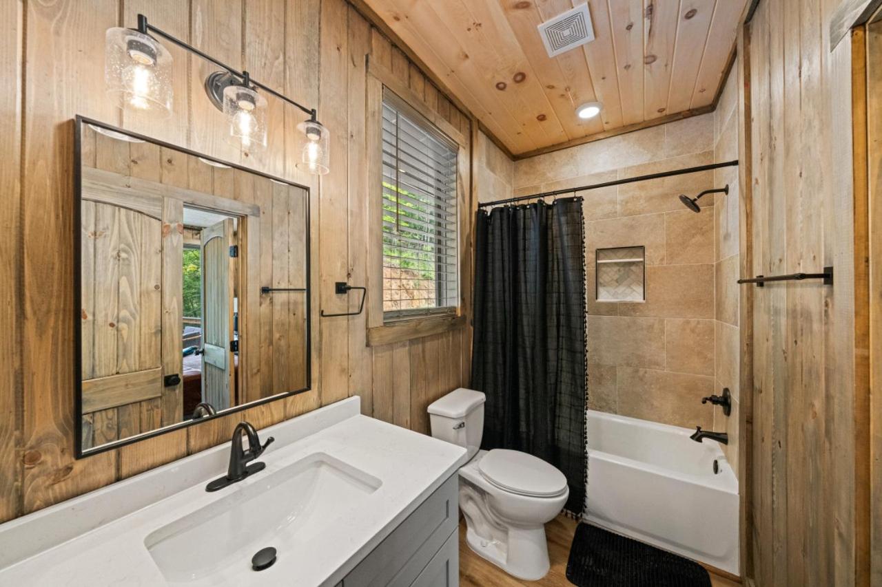 Lakeside Country w Hot Tub Lake View Games view 5