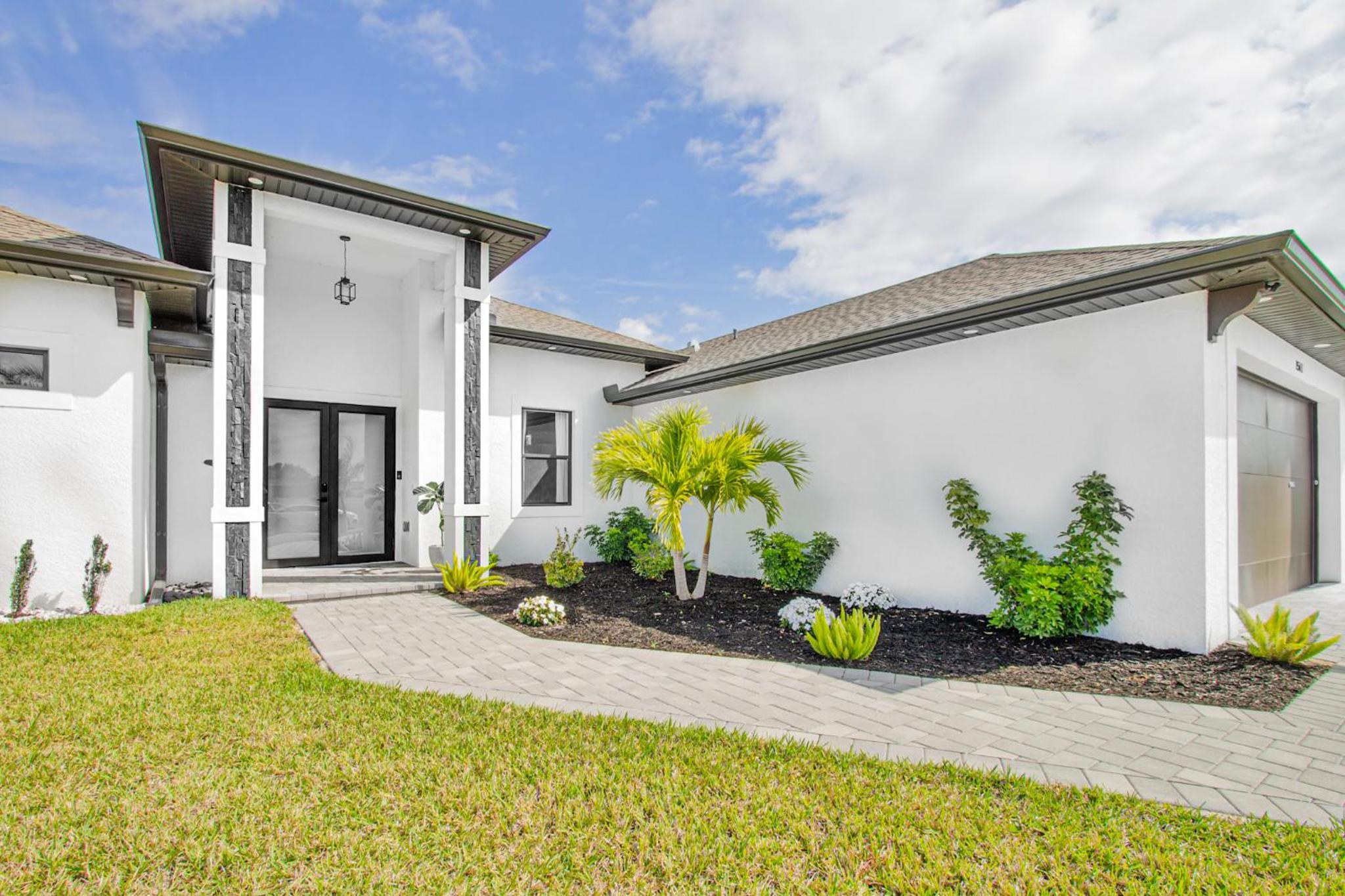 Hotel Luxurious Waterfront Home with Heated Pool and Jacuzzi - Image 1