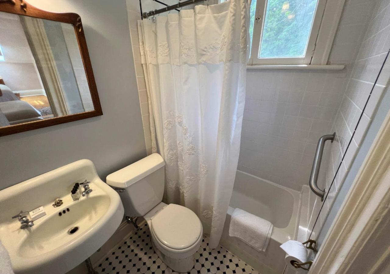 Lenox Vacations - Apple Tree Inn - Property Image 2