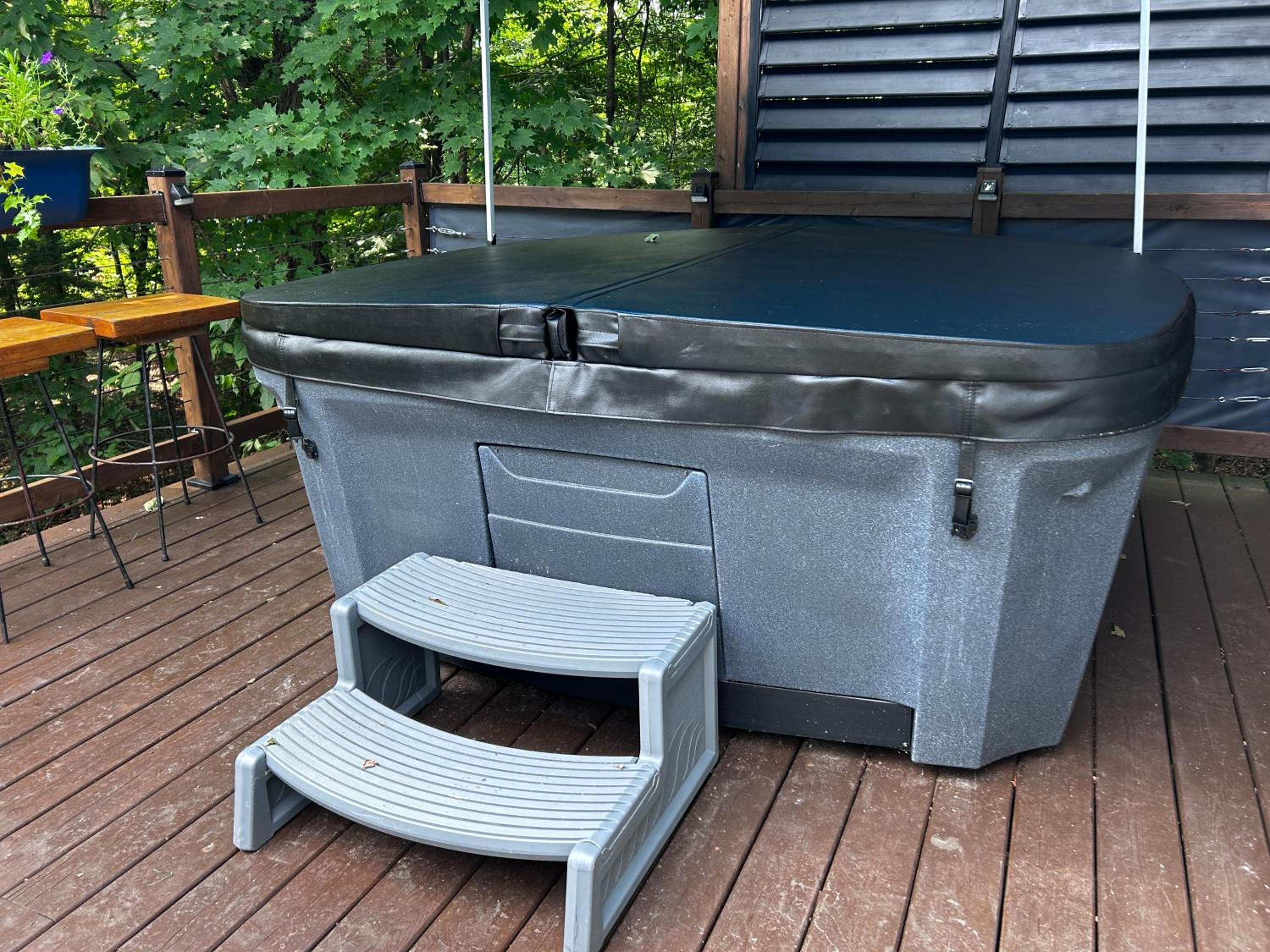 Blue Moon Cozy, Hot Tub, Close to Everything