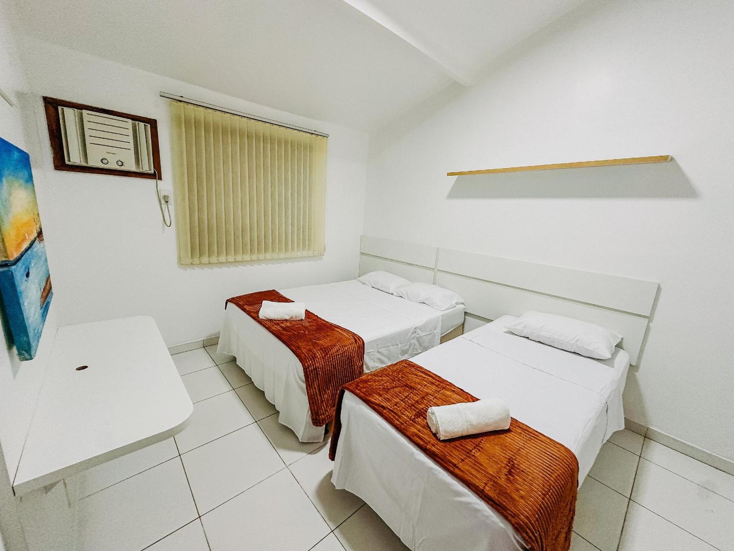Flat com 1 quarto com ar split, sala e cozinha completa, No condomínio Portal do Atlântico a 100m praia de Taperapuã (Barraca do Gaúcho) , portaria 24hrs,