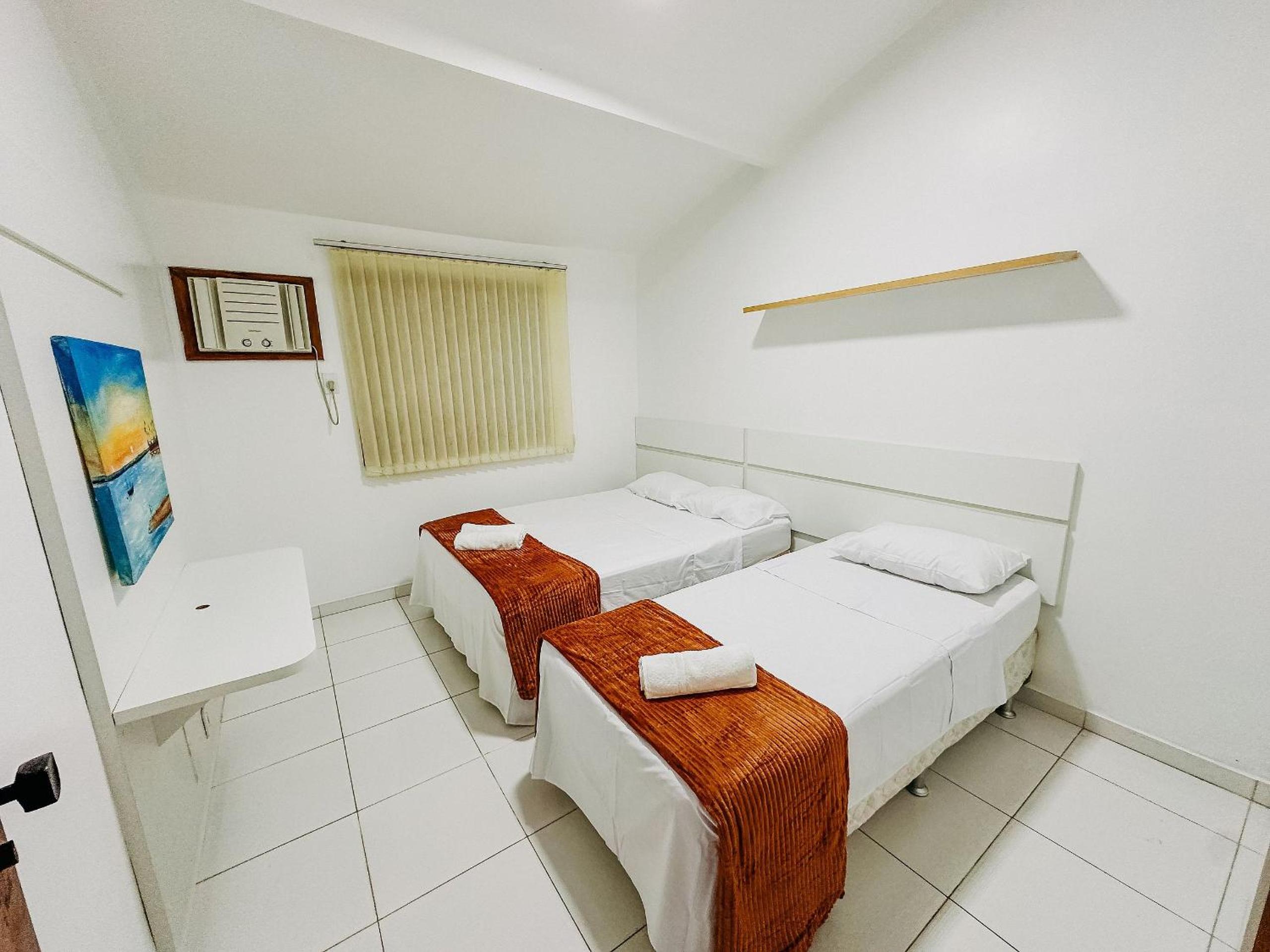 Flat com 1 quarto com ar split, sala e cozinha completa, No condomínio Portal do Atlântico a 100m praia de Taperapuã (Barraca do Gaúcho) , portaria 24hrs,