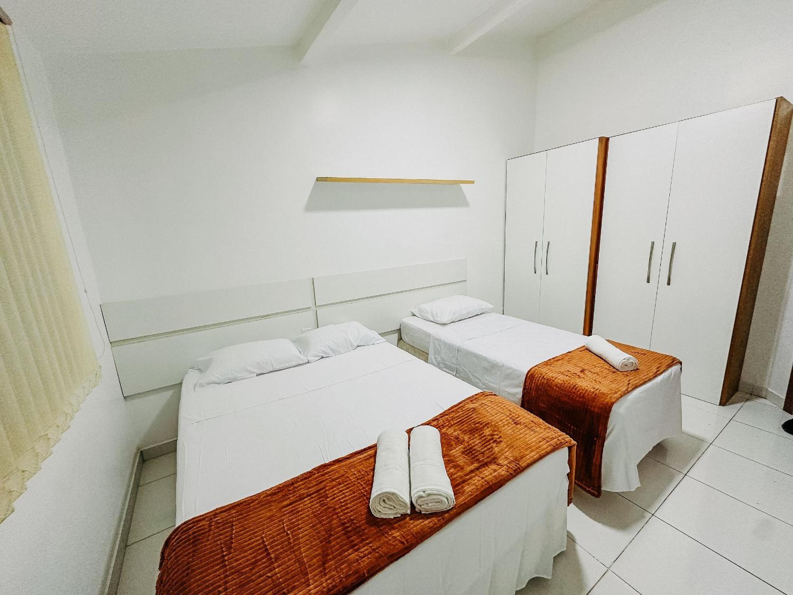 Flat com 1 quarto com ar split, sala e cozinha completa, No condomínio Portal do Atlântico a 100m praia de Taperapuã (Barraca do Gaúcho) , portaria 24hrs,