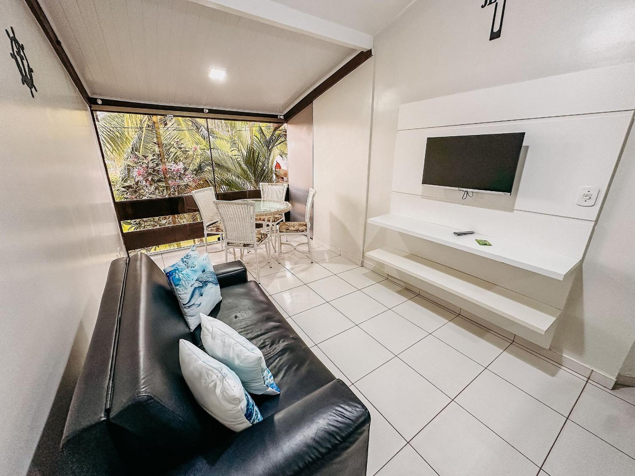 Flat com 1 quarto com ar split, sala e cozinha completa, No condomínio Portal do Atlântico a 100m praia de Taperapuã (Barraca do Gaúcho) , portaria 24hrs,