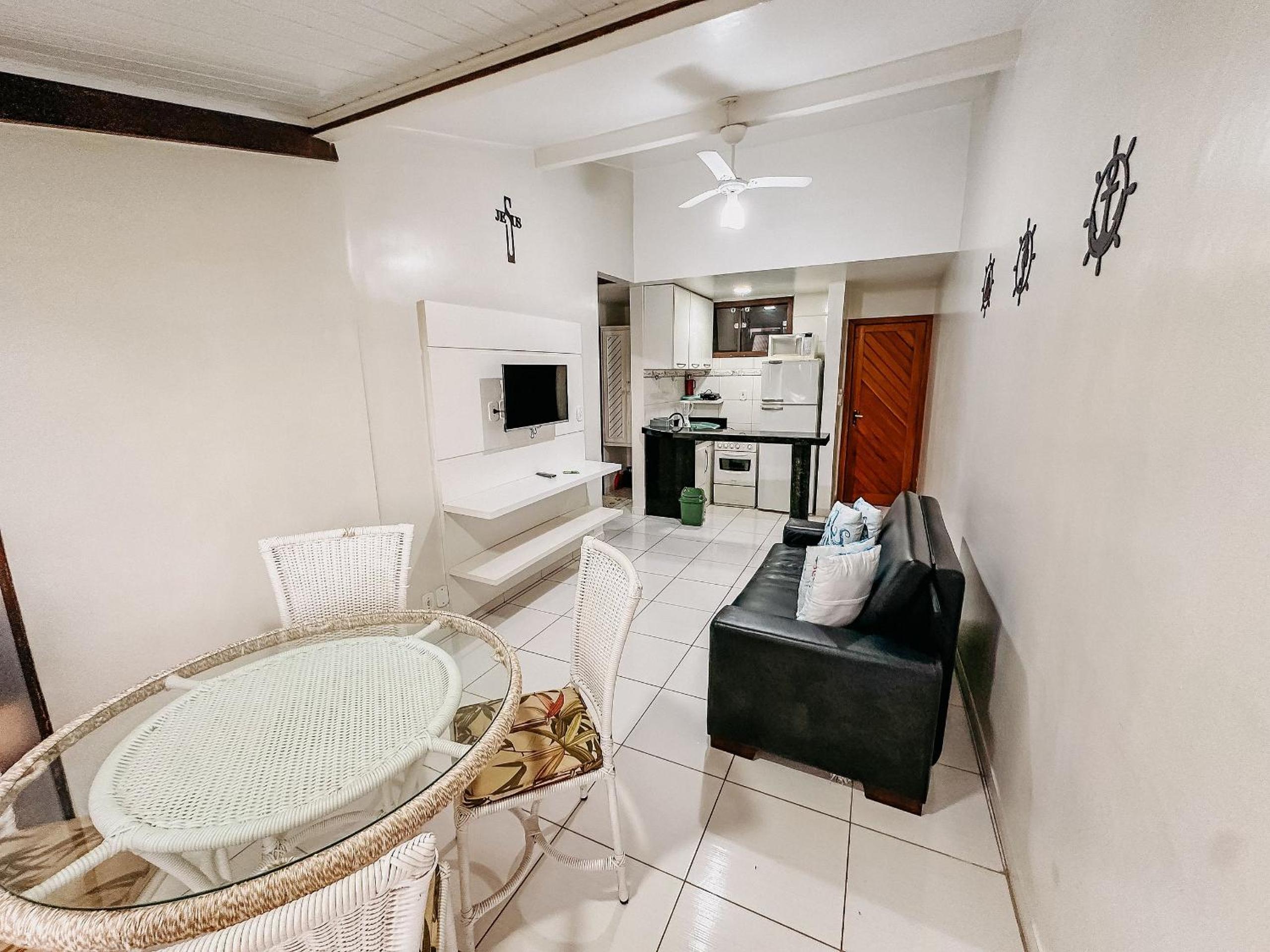Flat com 1 quarto com ar split, sala e cozinha completa, No condomínio Portal do Atlântico a 100m praia de Taperapuã (Barraca do Gaúcho) , portaria 24hrs,