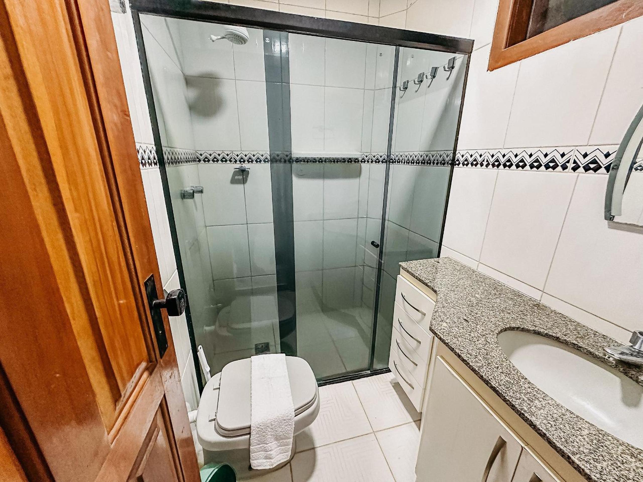 Flat com 1 quarto com ar split, sala e cozinha completa, No condomínio Portal do Atlântico a 100m praia de Taperapuã (Barraca do Gaúcho) , portaria 24hrs,