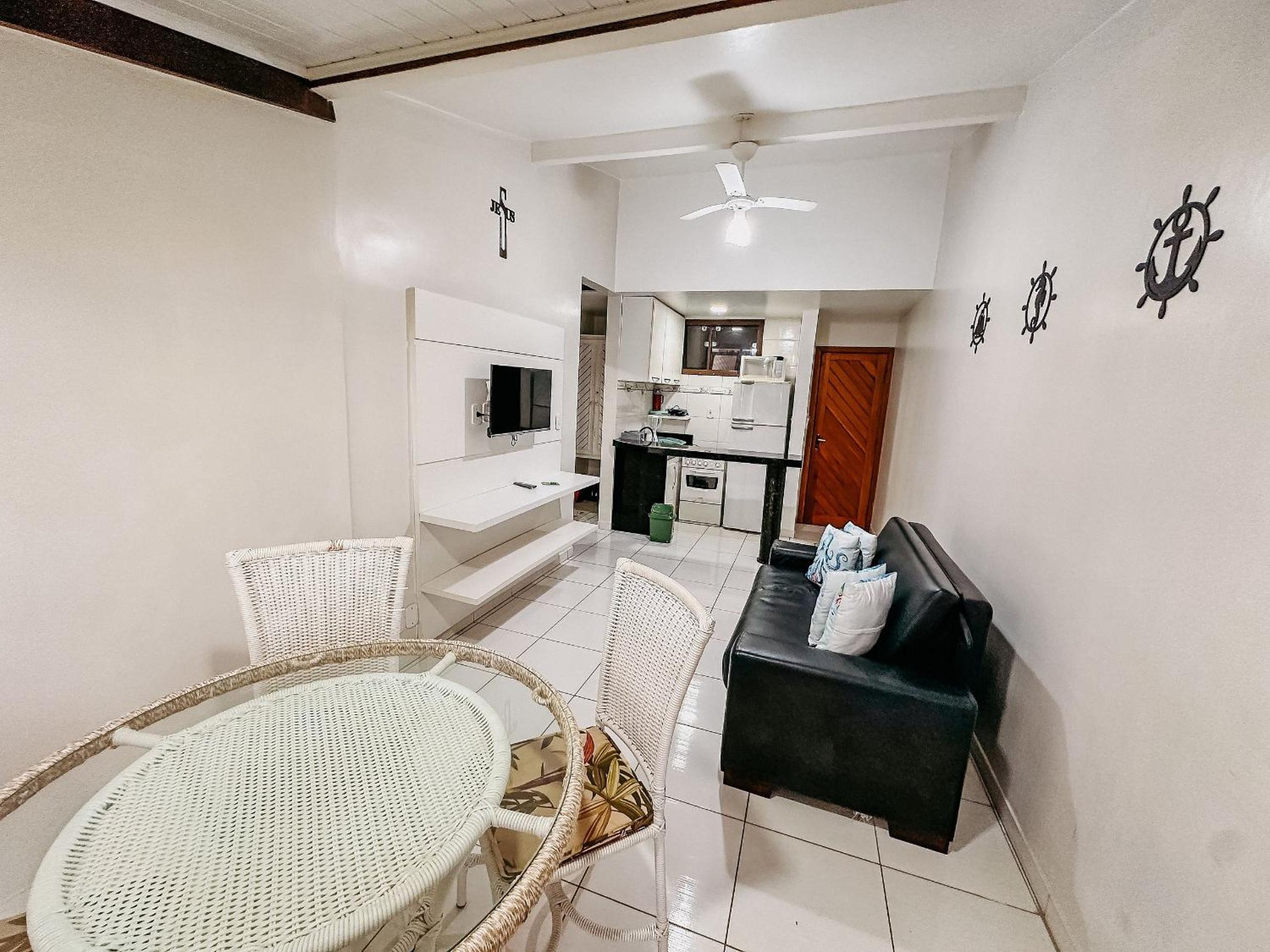 Flat com 1 quarto com ar split, sala e cozinha completa, No condomínio Portal do Atlântico a 100m praia de Taperapuã (Barraca do Gaúcho) , portaria 24hrs,