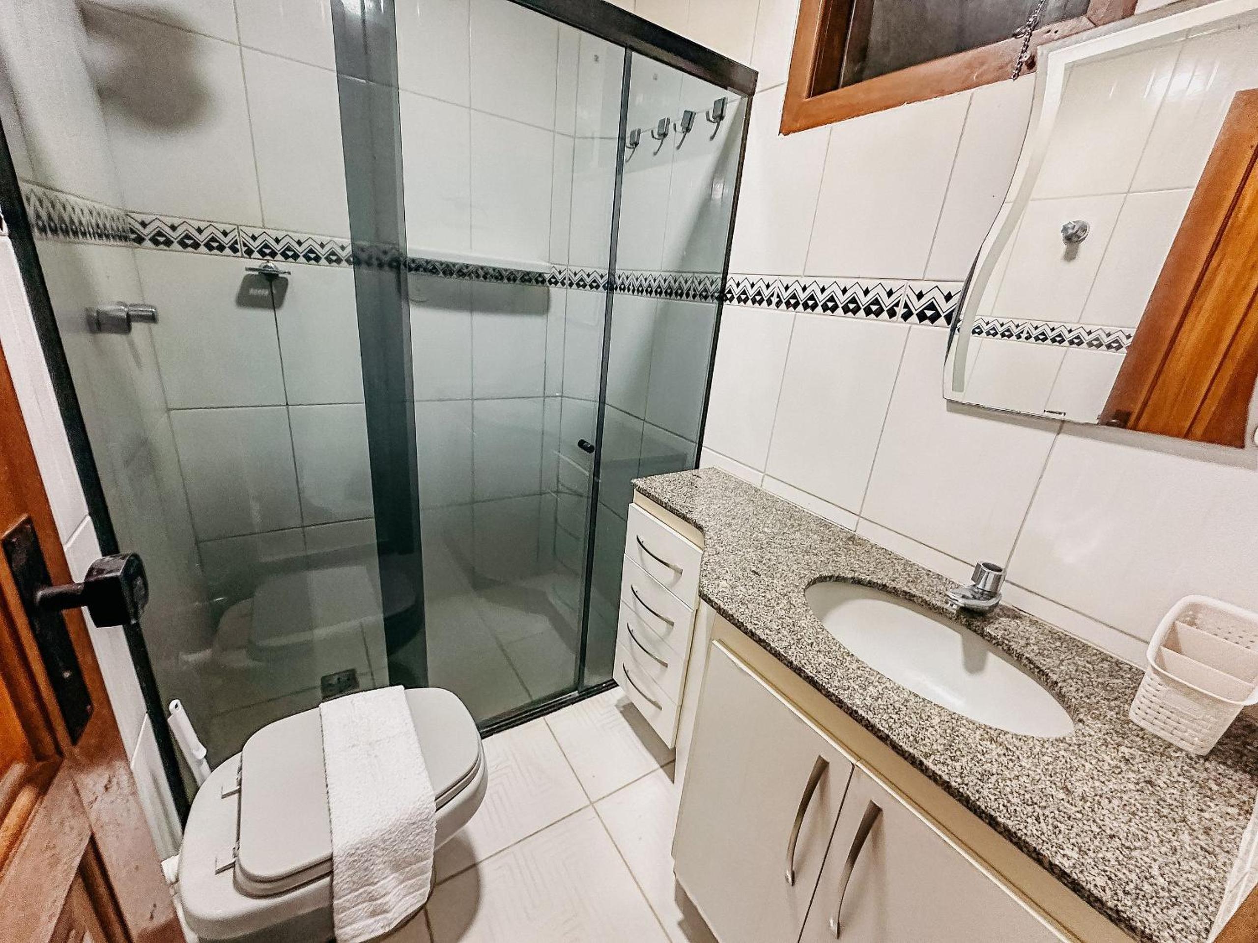 Flat com 1 quarto com ar split, sala e cozinha completa, No condomínio Portal do Atlântico a 100m praia de Taperapuã (Barraca do Gaúcho) , portaria 24hrs,