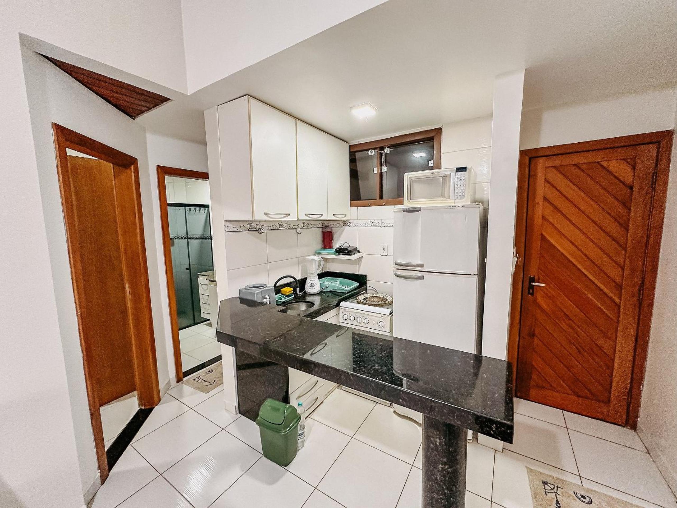 Flat com 1 quarto com ar split, sala e cozinha completa, No condomínio Portal do Atlântico a 100m praia de Taperapuã (Barraca do Gaúcho) , portaria 24hrs,
