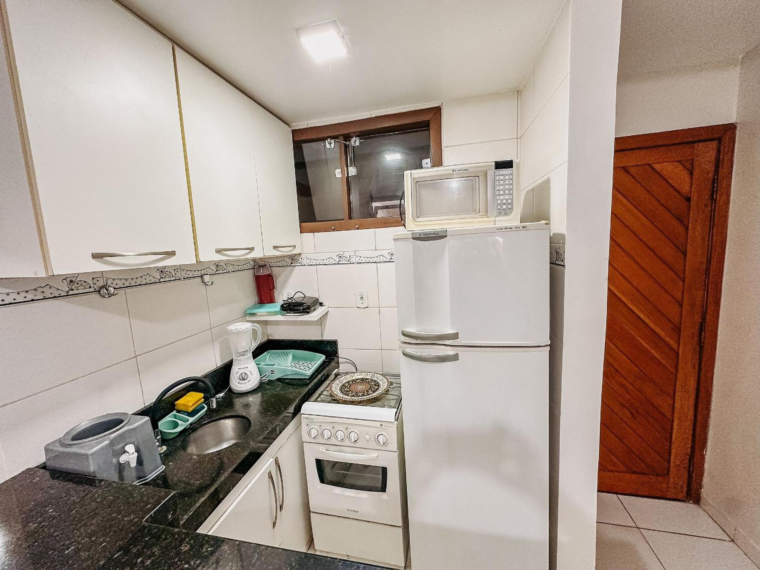 Flat com 1 quarto com ar split, sala e cozinha completa, No condomínio Portal do Atlântico a 100m praia de Taperapuã (Barraca do Gaúcho) , portaria 24hrs,