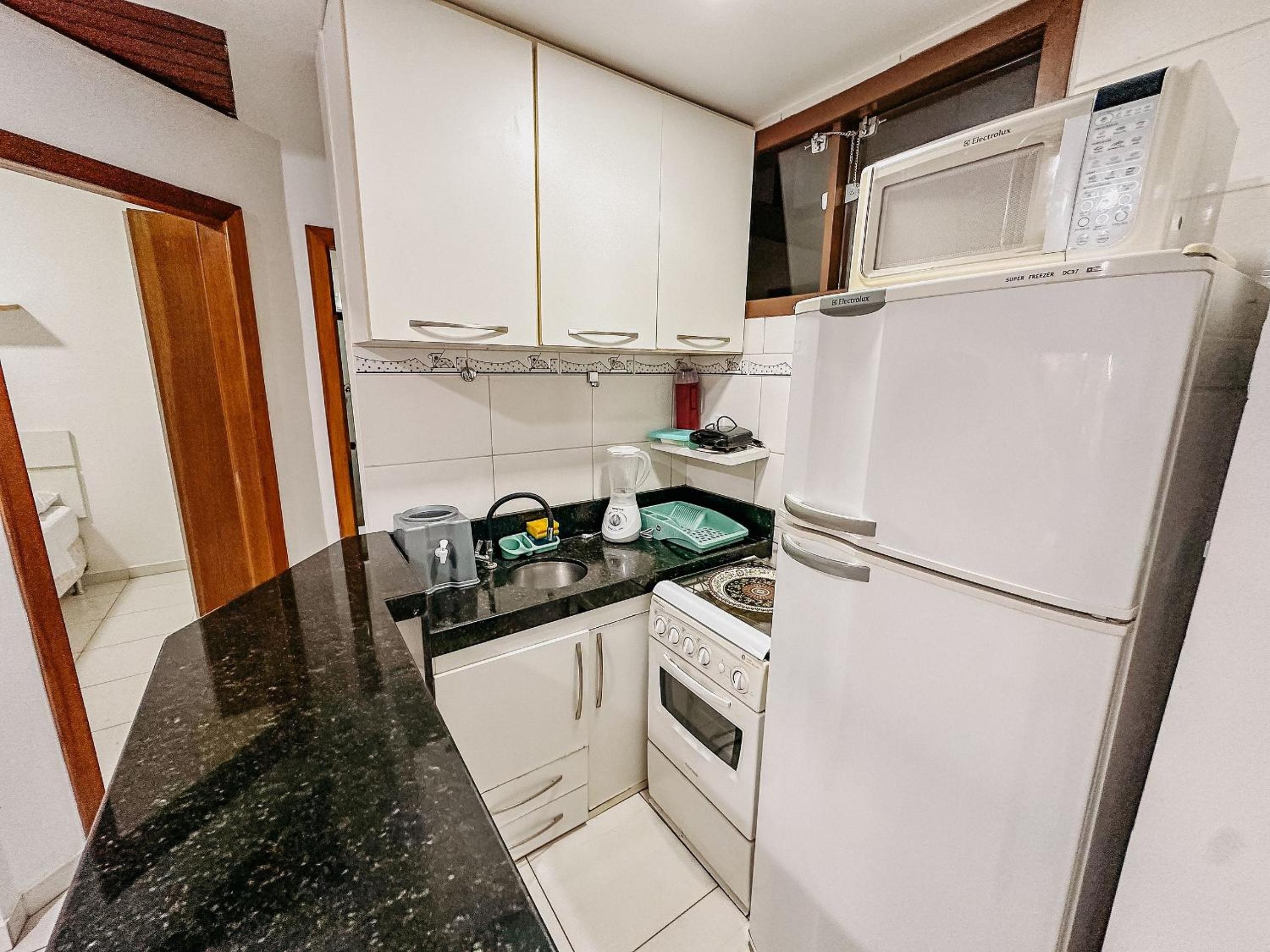 Flat com 1 quarto com ar split, sala e cozinha completa, No condomínio Portal do Atlântico a 100m praia de Taperapuã (Barraca do Gaúcho) , portaria 24hrs,