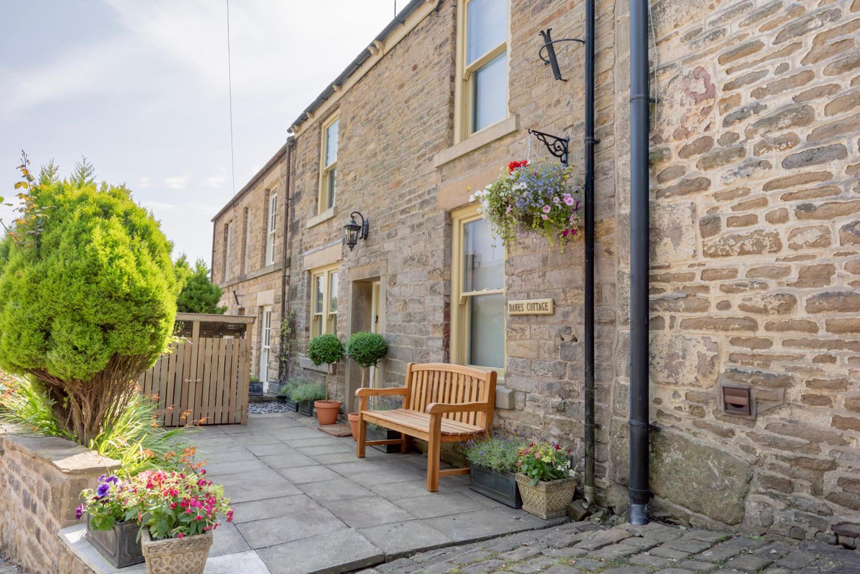 Danes Cottage - Luxury Peak District Retreat