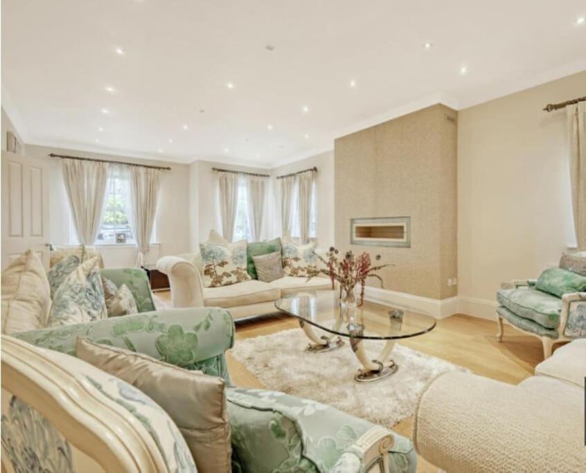 Luxury 7-bedroom Manor Road view 2