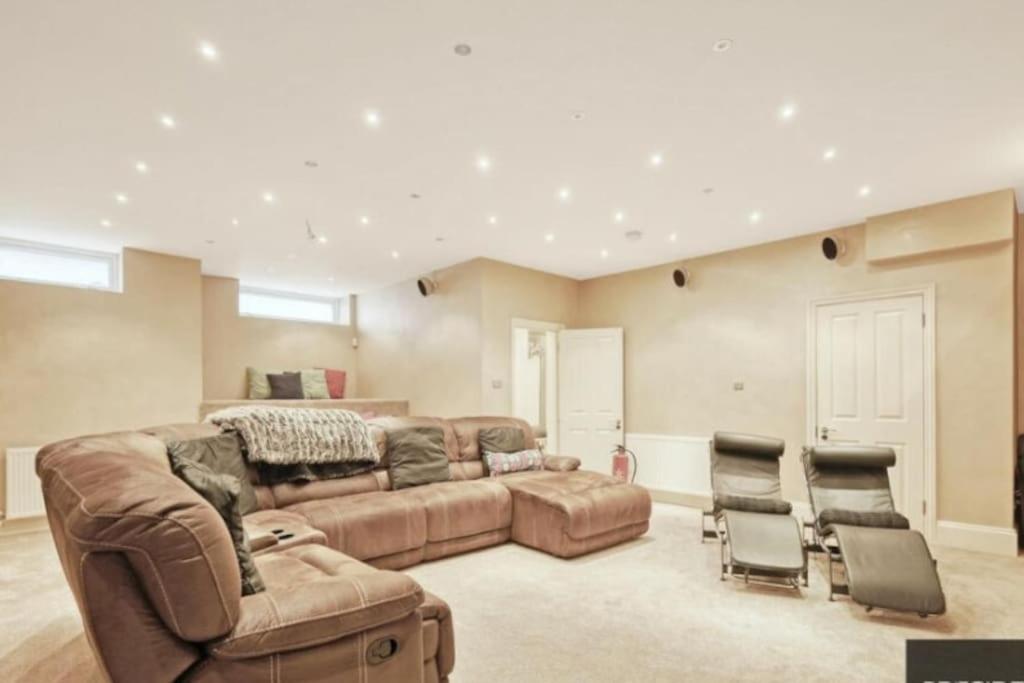 Luxury 7-bedroom Manor Road view 3
