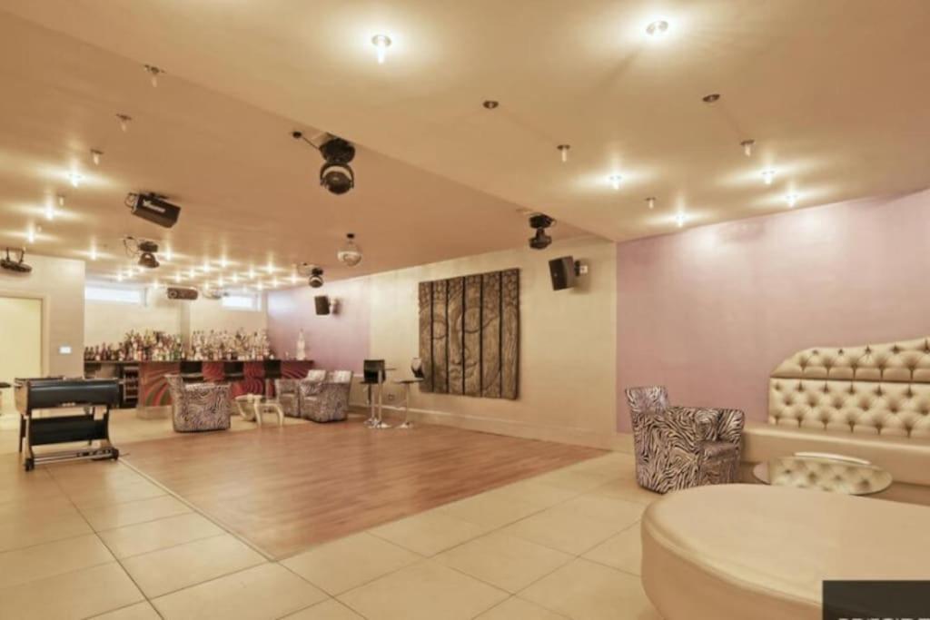 Luxury 7-bedroom Manor Road view 4