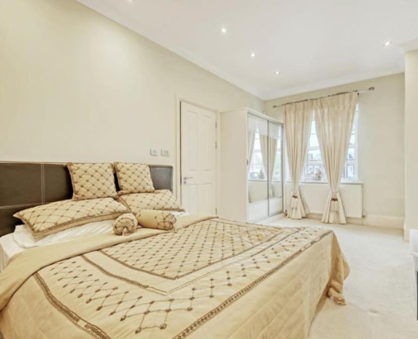 Luxury 7-bedroom Manor Road view 5