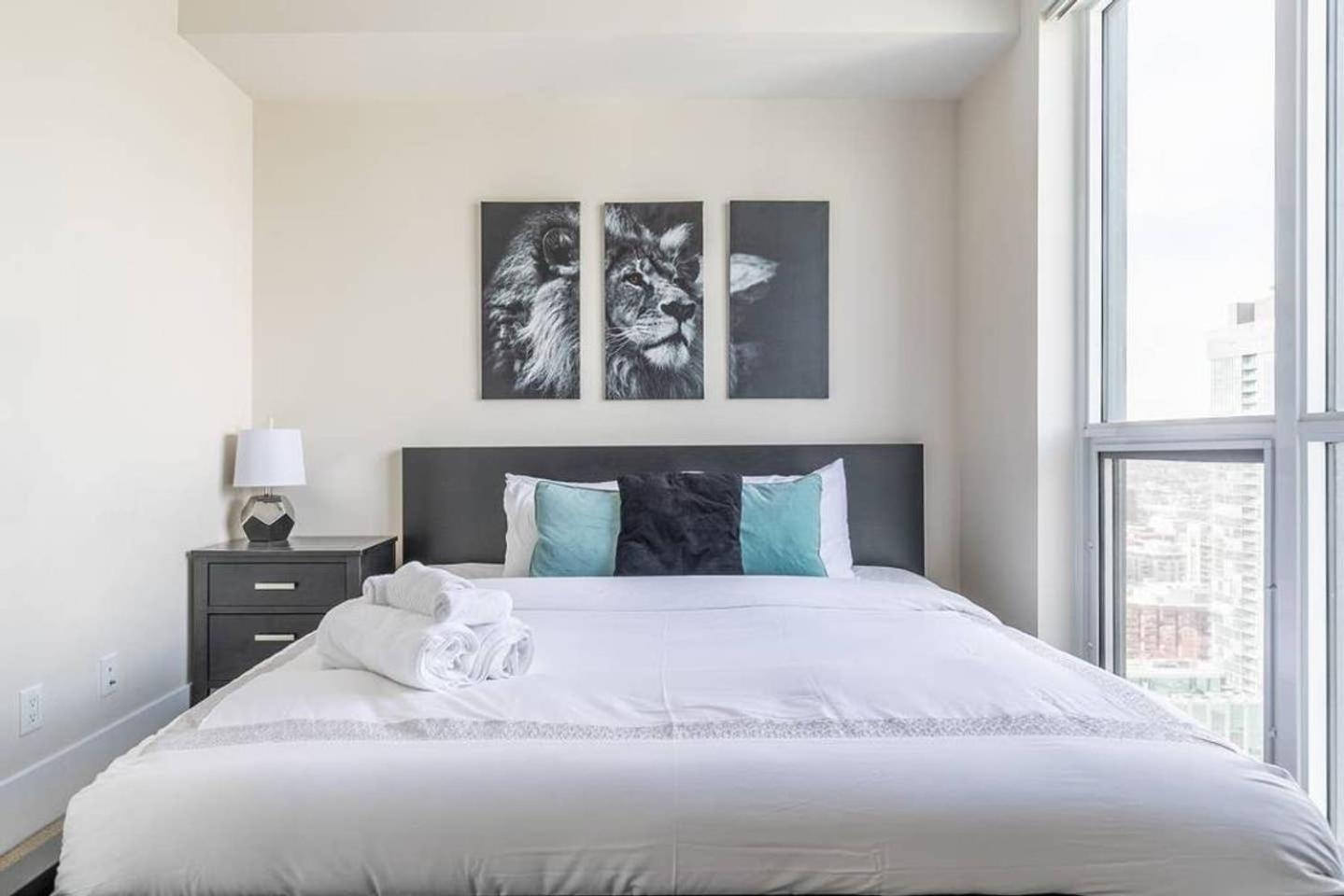Luxurious 1King Bed Condo with Panoramic Views