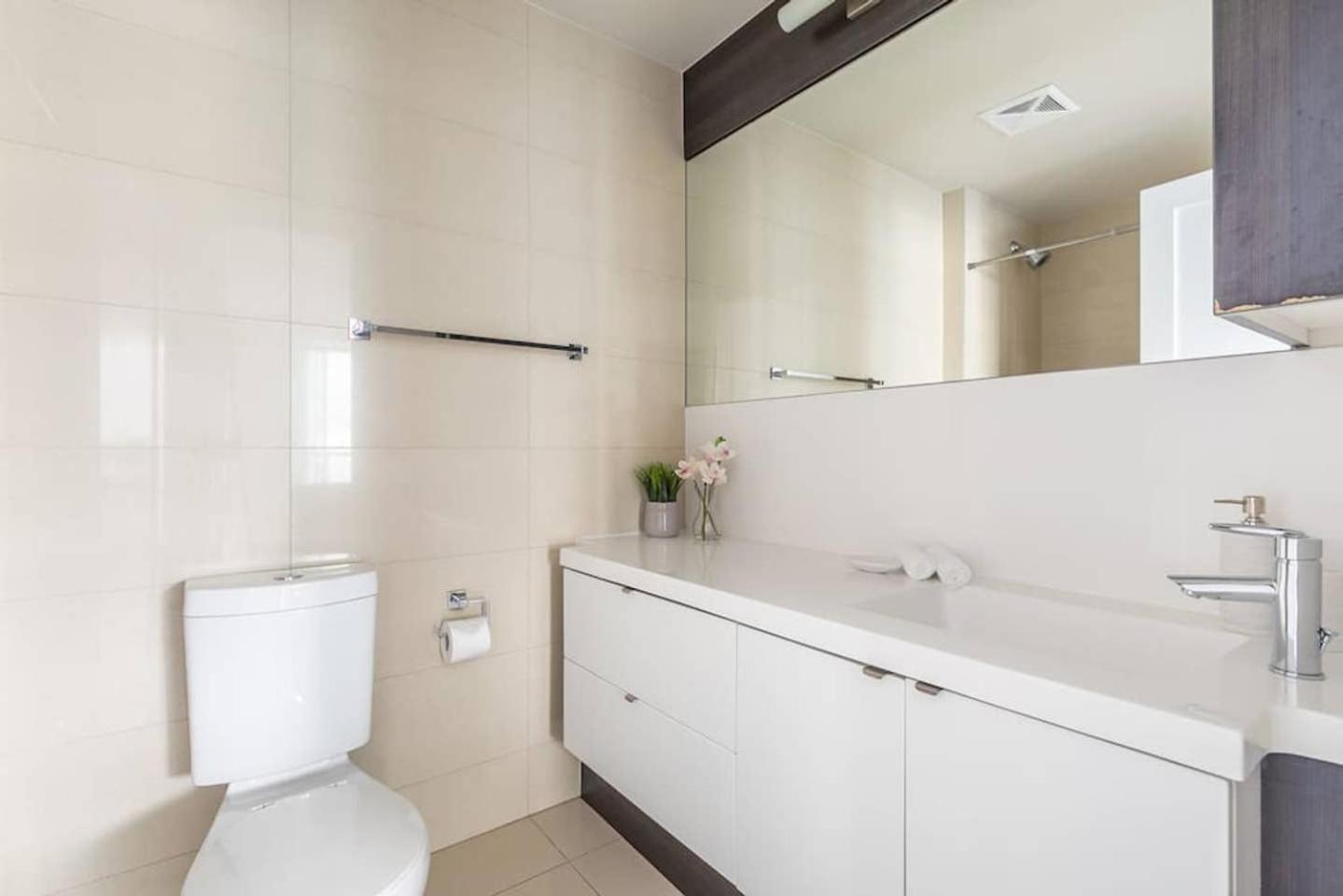 Luxurious 1King Bed Condo with Panoramic Views