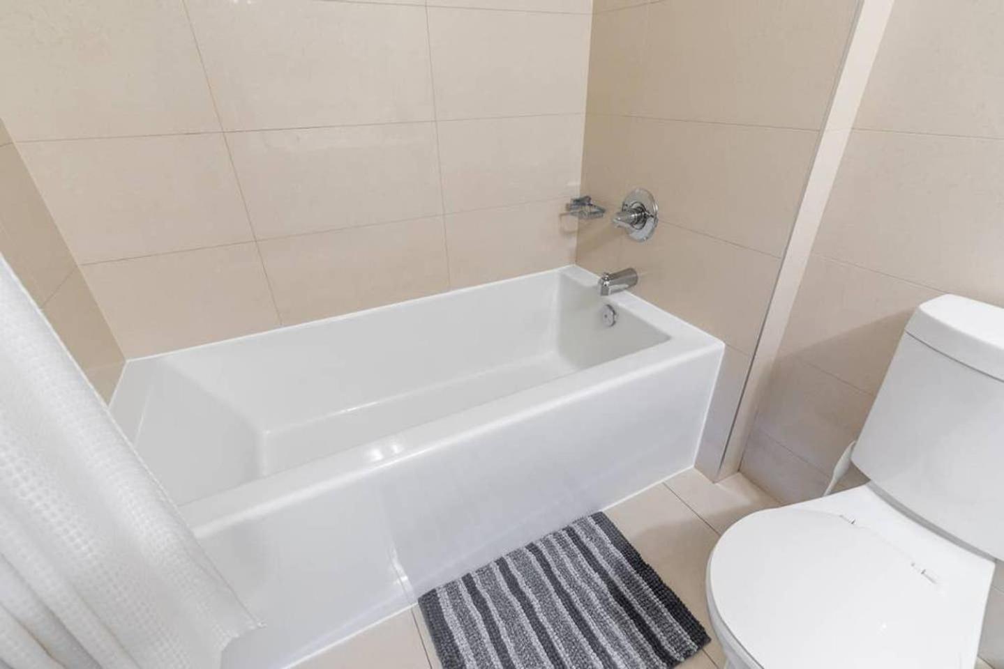 Luxurious 1King Bed Condo with Panoramic Views