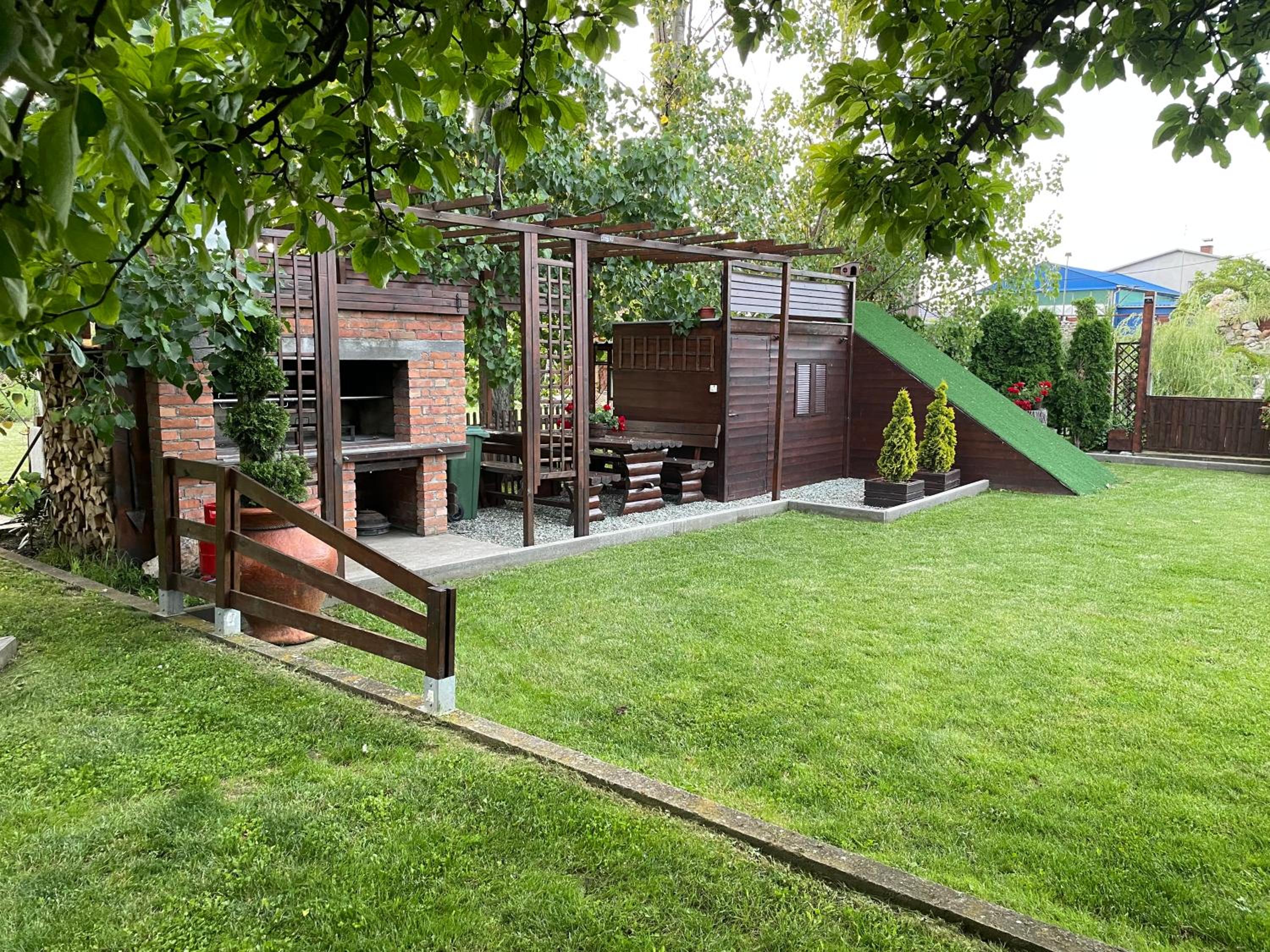 LUX KUCA sa teniskim terenom, djakuzijem, mini zoo view 4