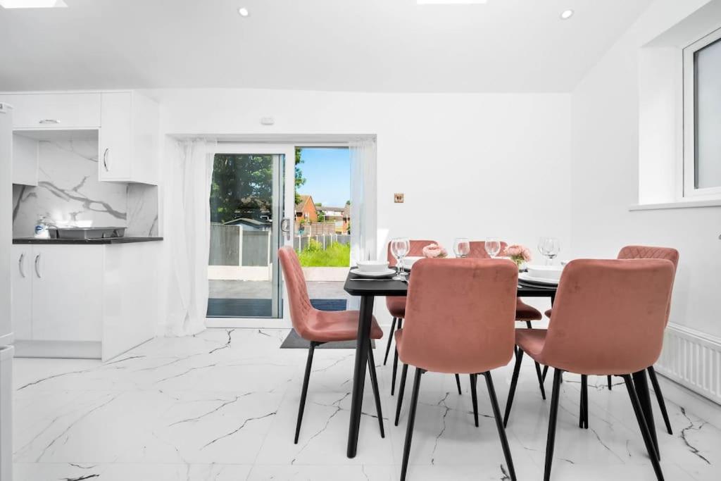 Family Contractors 3 bed house free parking sleeps7 view 2