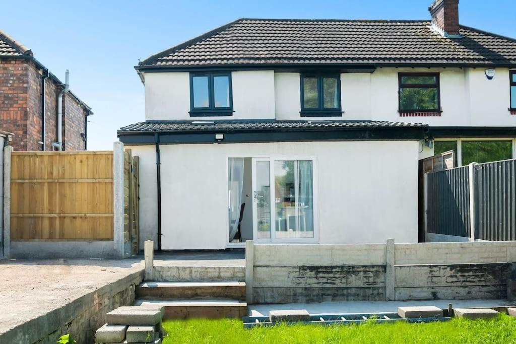 Family Contractors 3 bed house free parking sleeps7 view 4