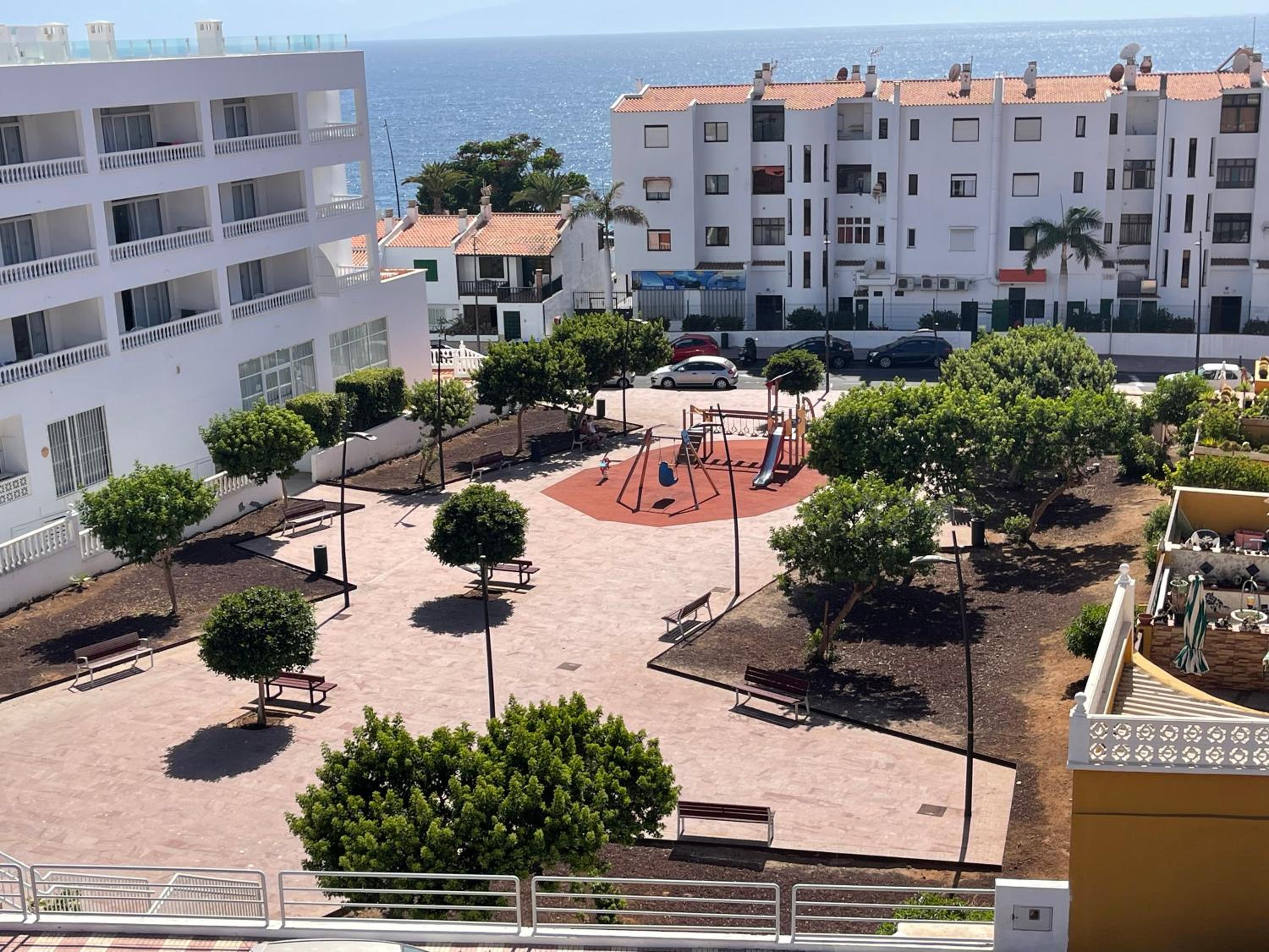 Puesta del sol en playa arena