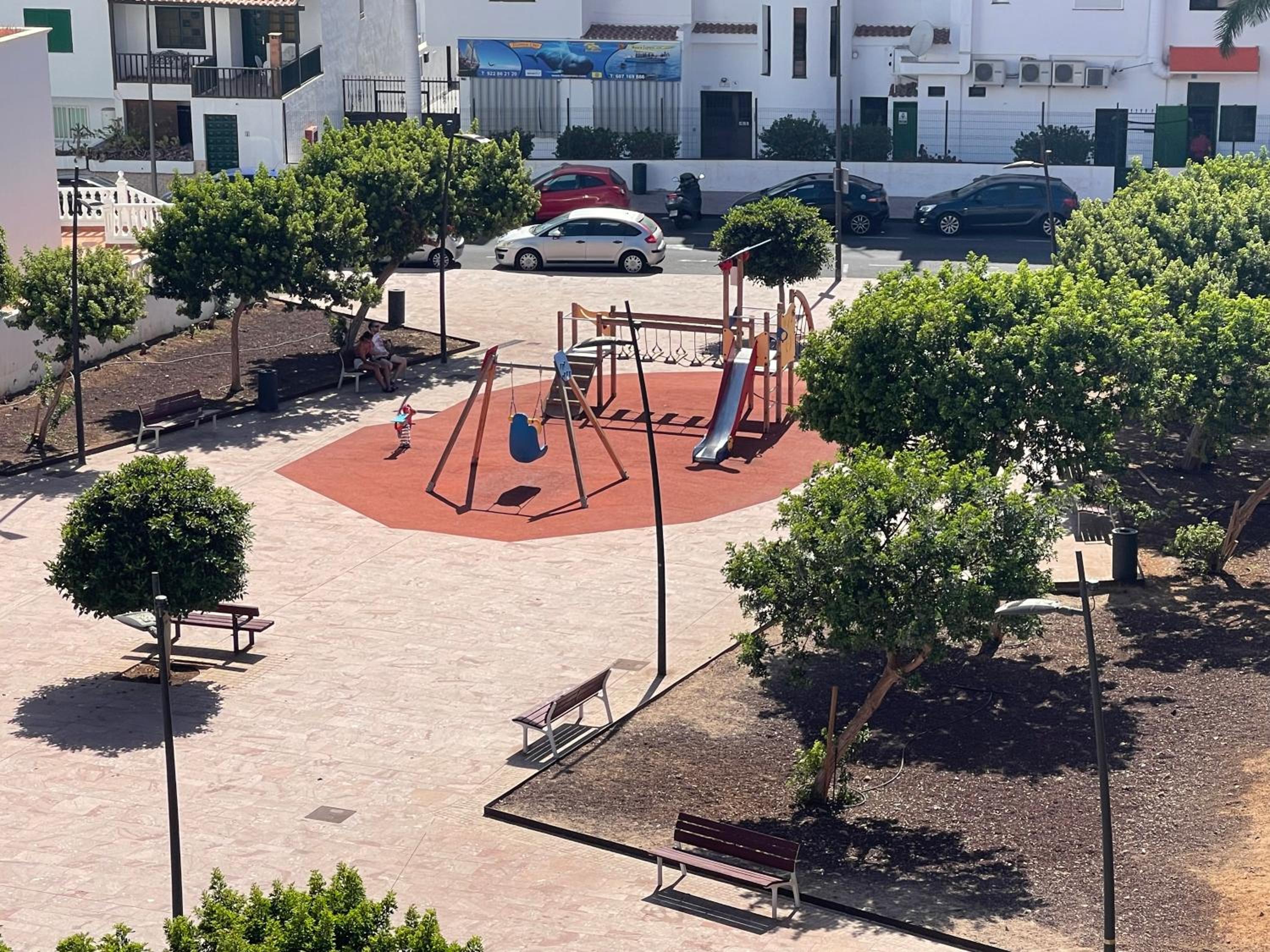 Puesta del sol en playa arena