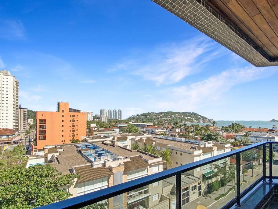 Apt no Guarujá com Sacada Piscina 4 Quartos Espaçoso