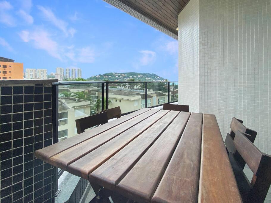 Apt no Guarujá com Sacada Piscina 4 Quartos Espaçoso