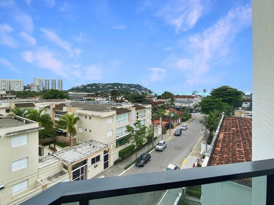 Apt no Guarujá com Sacada Piscina 4 Quartos Espaçoso