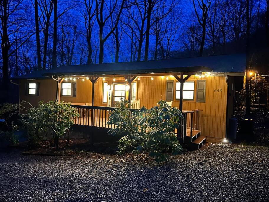 Cozy Maggie Retreat - Easy access with 2 car garage view 4