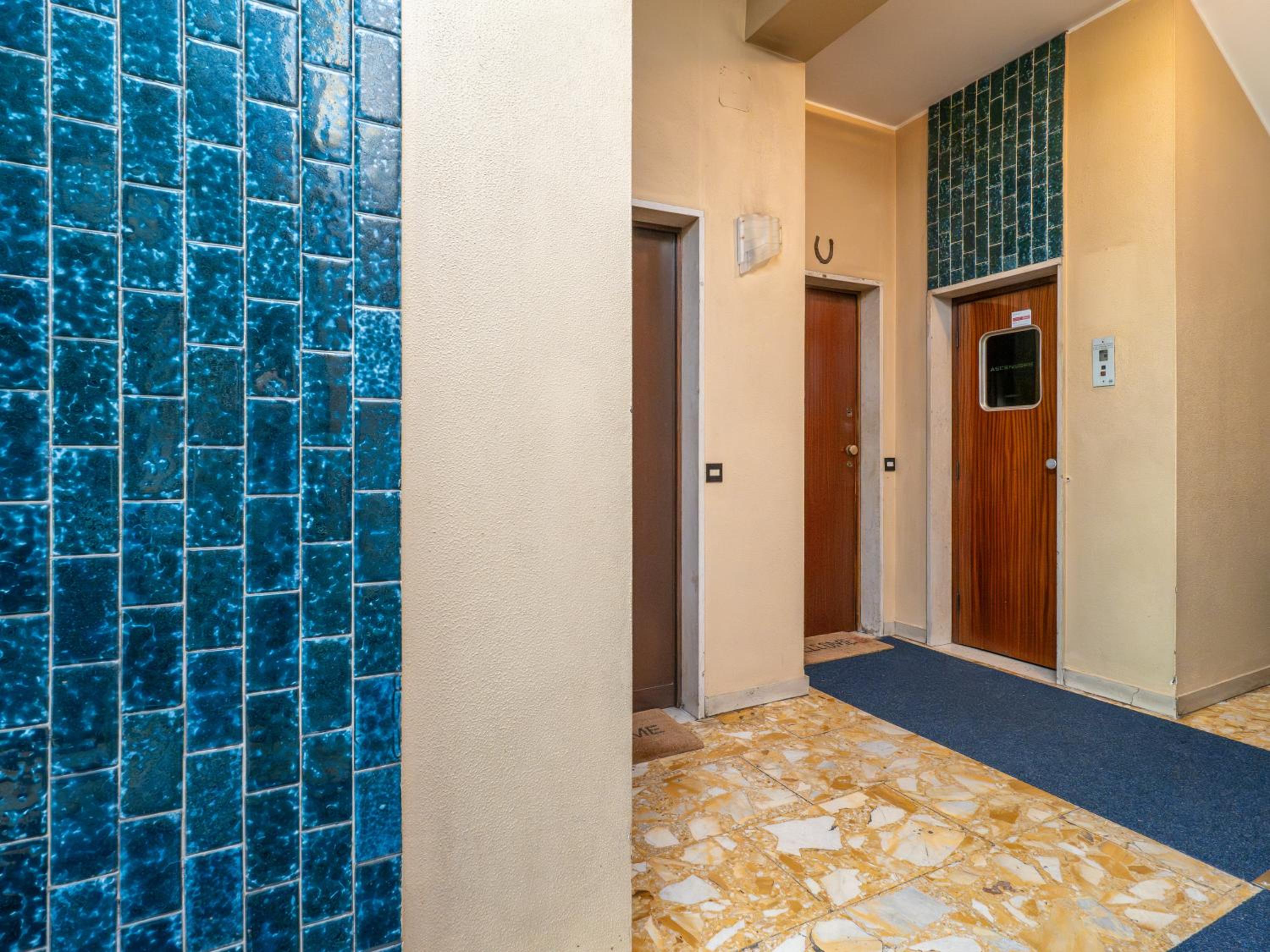 Metro Gialla M3 - Deluxe Sleeps 5