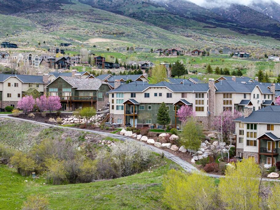 Snowcrest C304Ski Getaway Hot Tub & Theater Room view 3