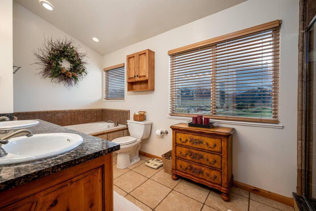 Snowcrest C304Ski Getaway Hot Tub & Theater Room view 4