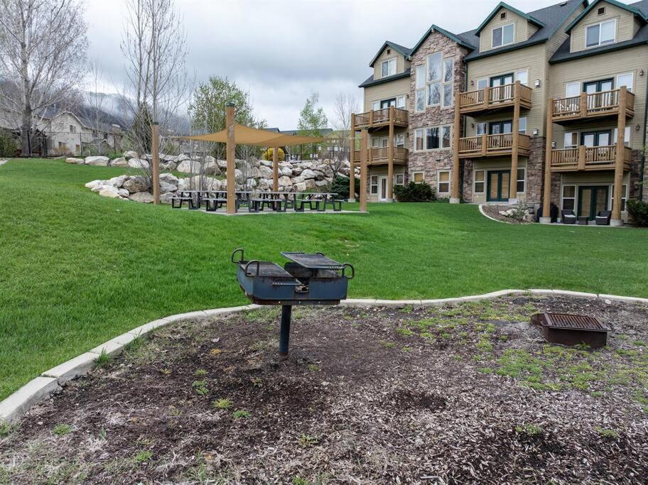 Snowcrest C304Ski Getaway Hot Tub & Theater Room view 5