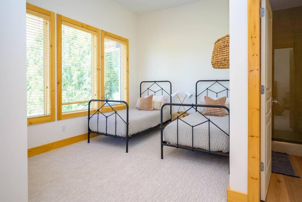 The Ledges Ski Getaway Hot Tub & Theater Room view 2