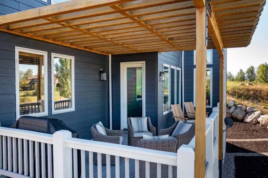 The Ledges Ski Getaway Hot Tub & Theater Room view 3