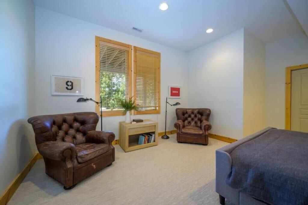 The Ledges Ski Getaway Hot Tub & Theater Room view 4
