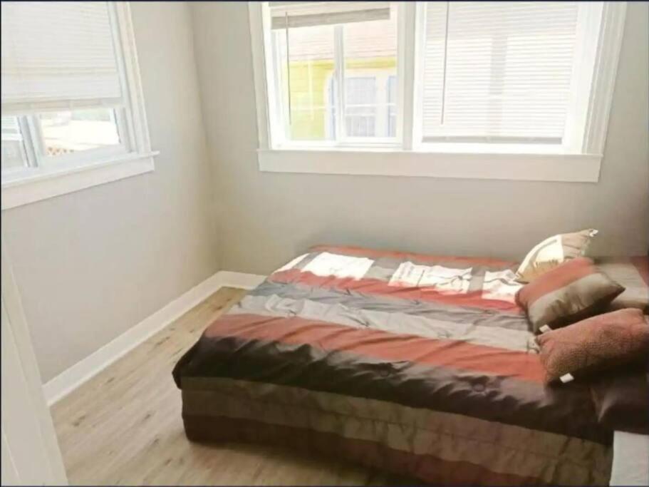 Cozy 2 Bedroom Nest in Oakland view 4