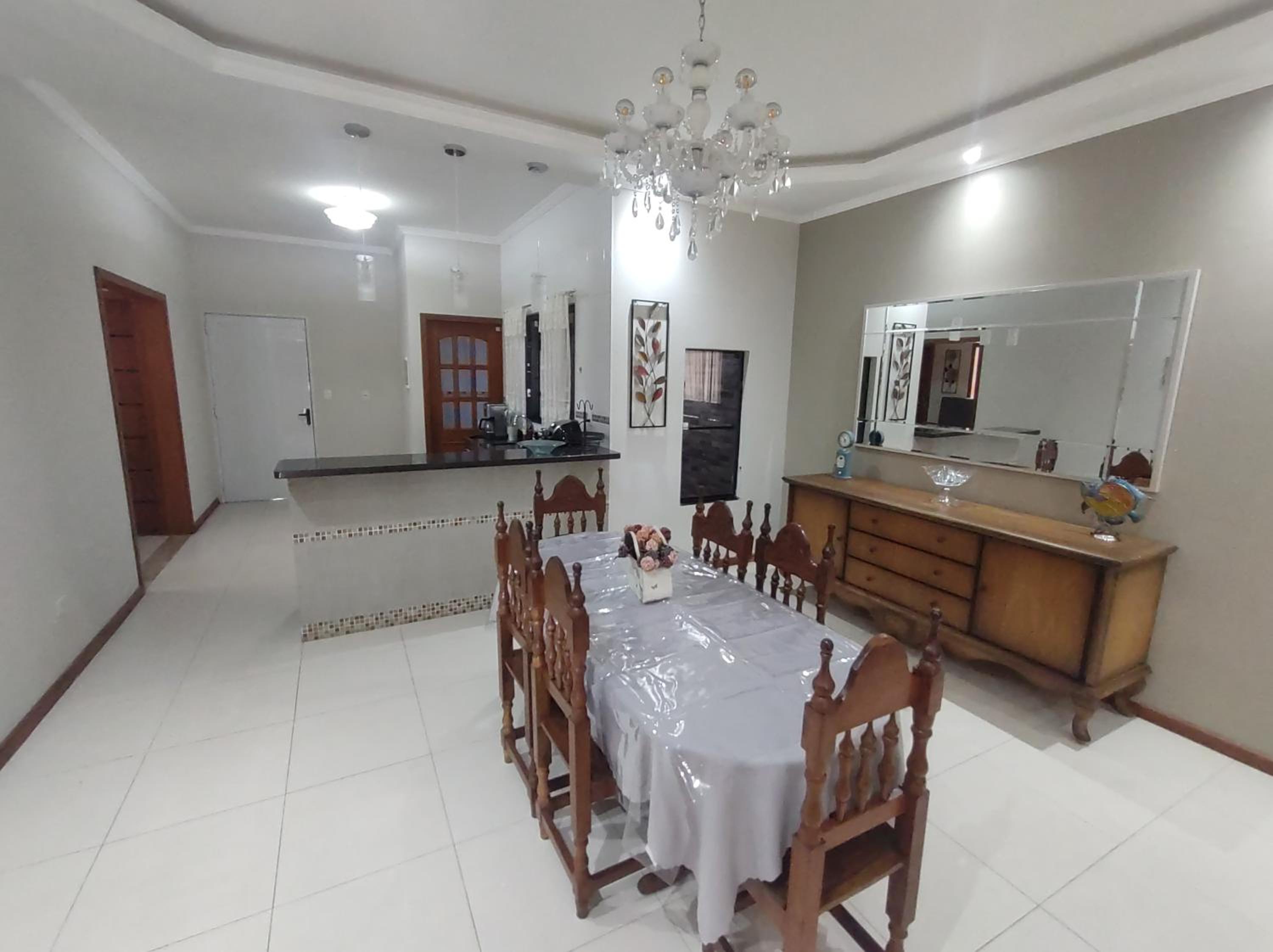 Casa com garagem, ar condicionado, sala tv e jantar, cozinha completa e lavanderia