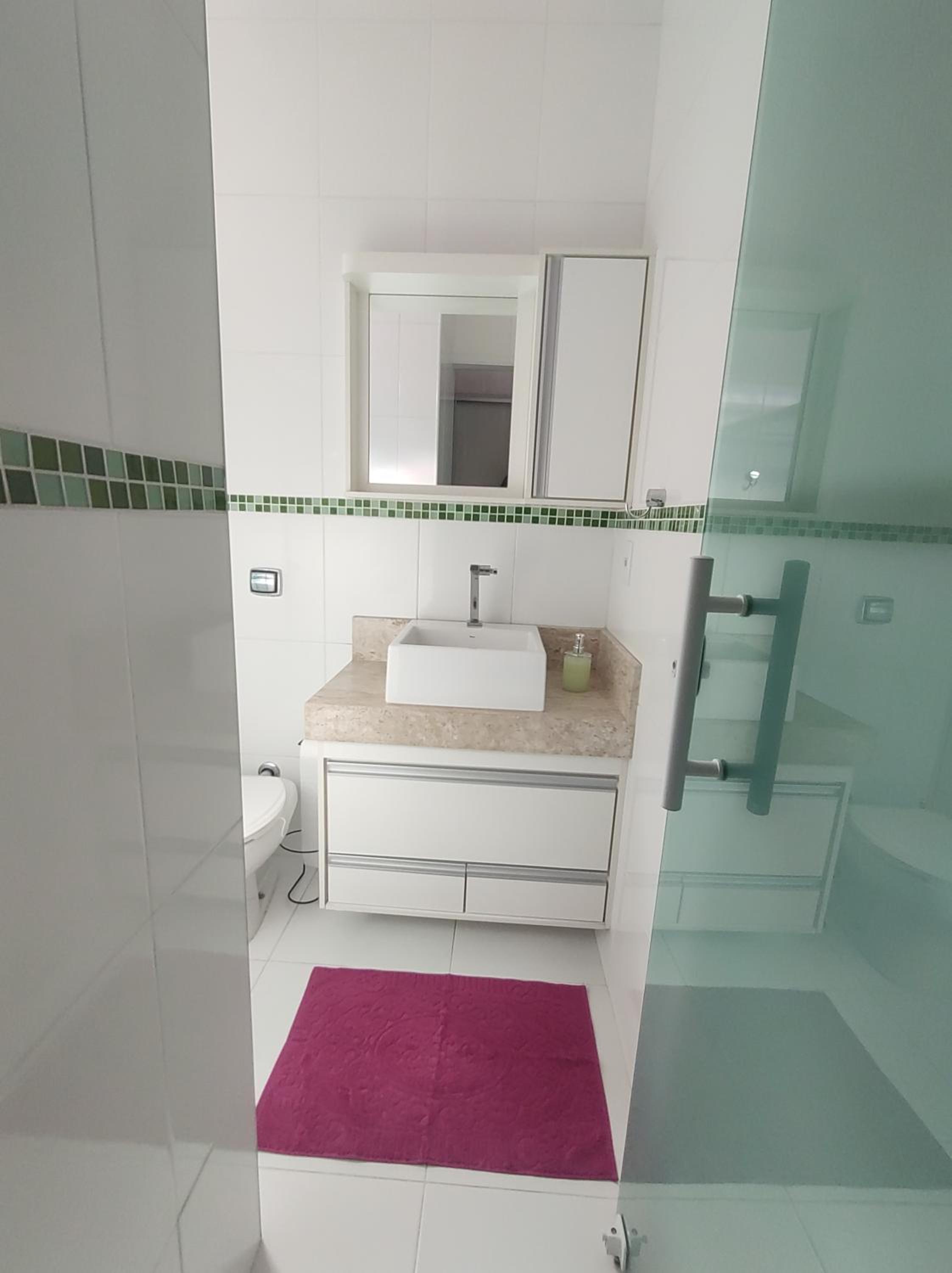 Casa com garagem, ar condicionado, sala tv e jantar, cozinha completa e lavanderia