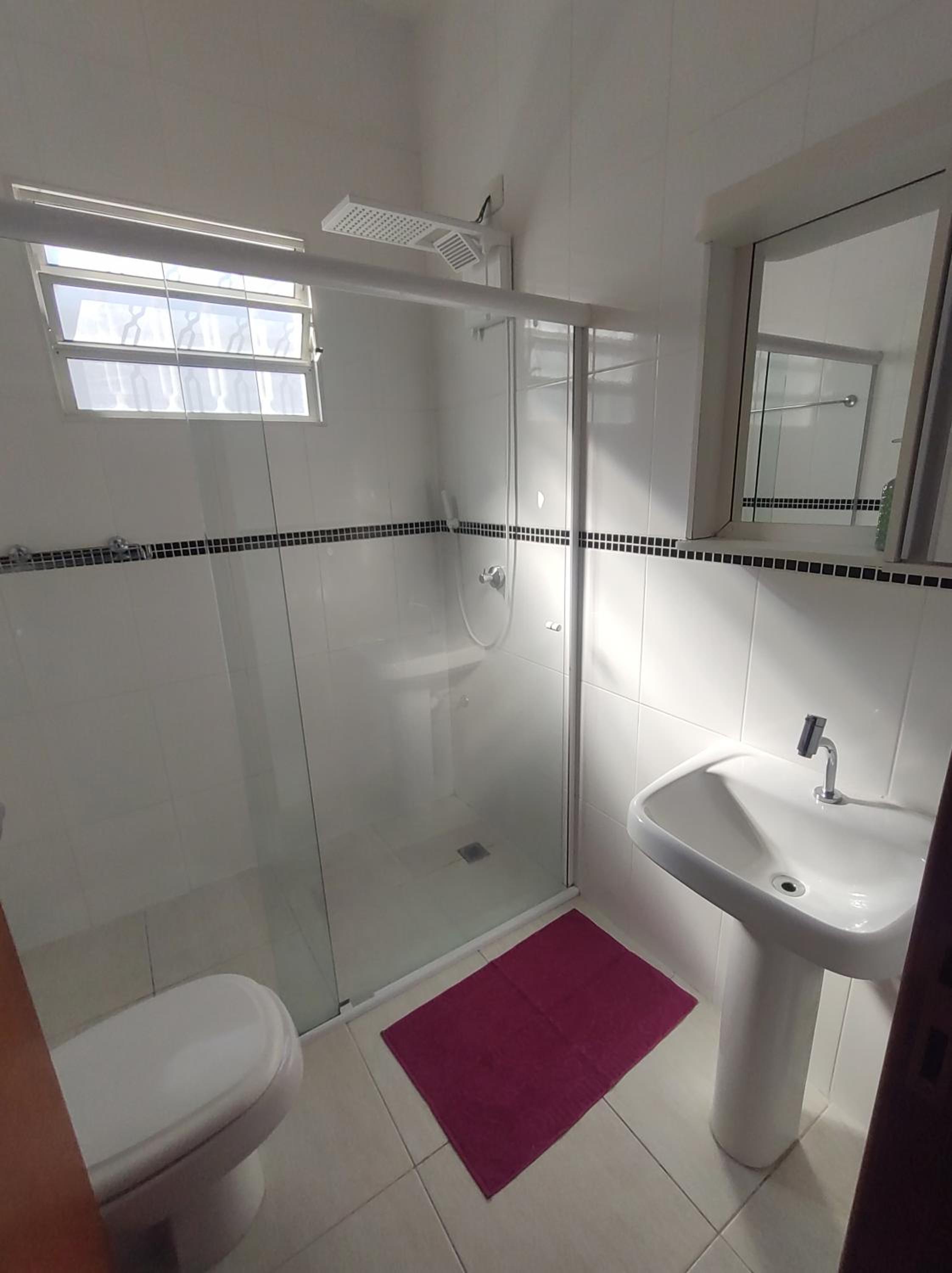 Casa com garagem, ar condicionado, sala tv e jantar, cozinha completa e lavanderia