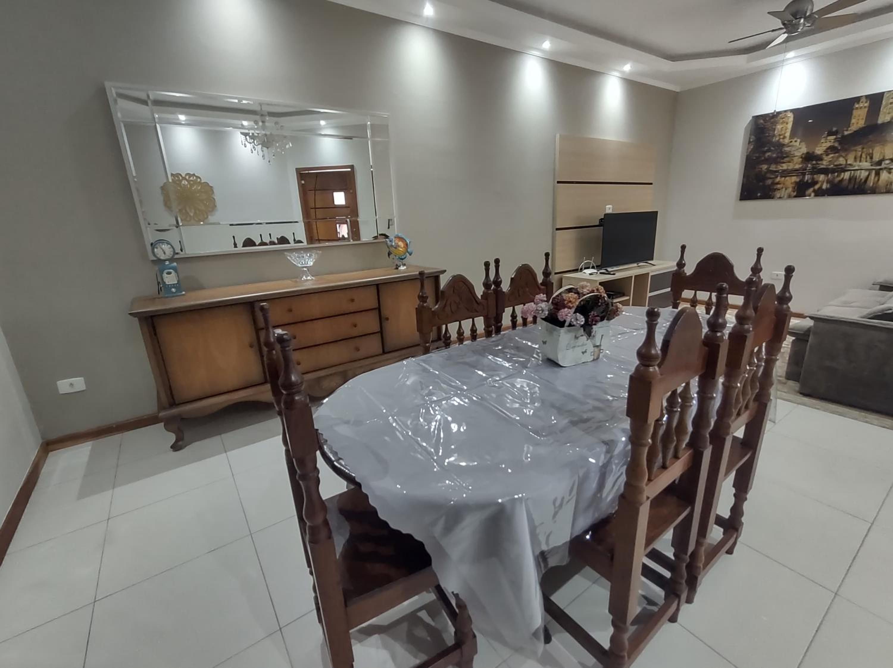 Casa com garagem, ar condicionado, sala tv e jantar, cozinha completa e lavanderia