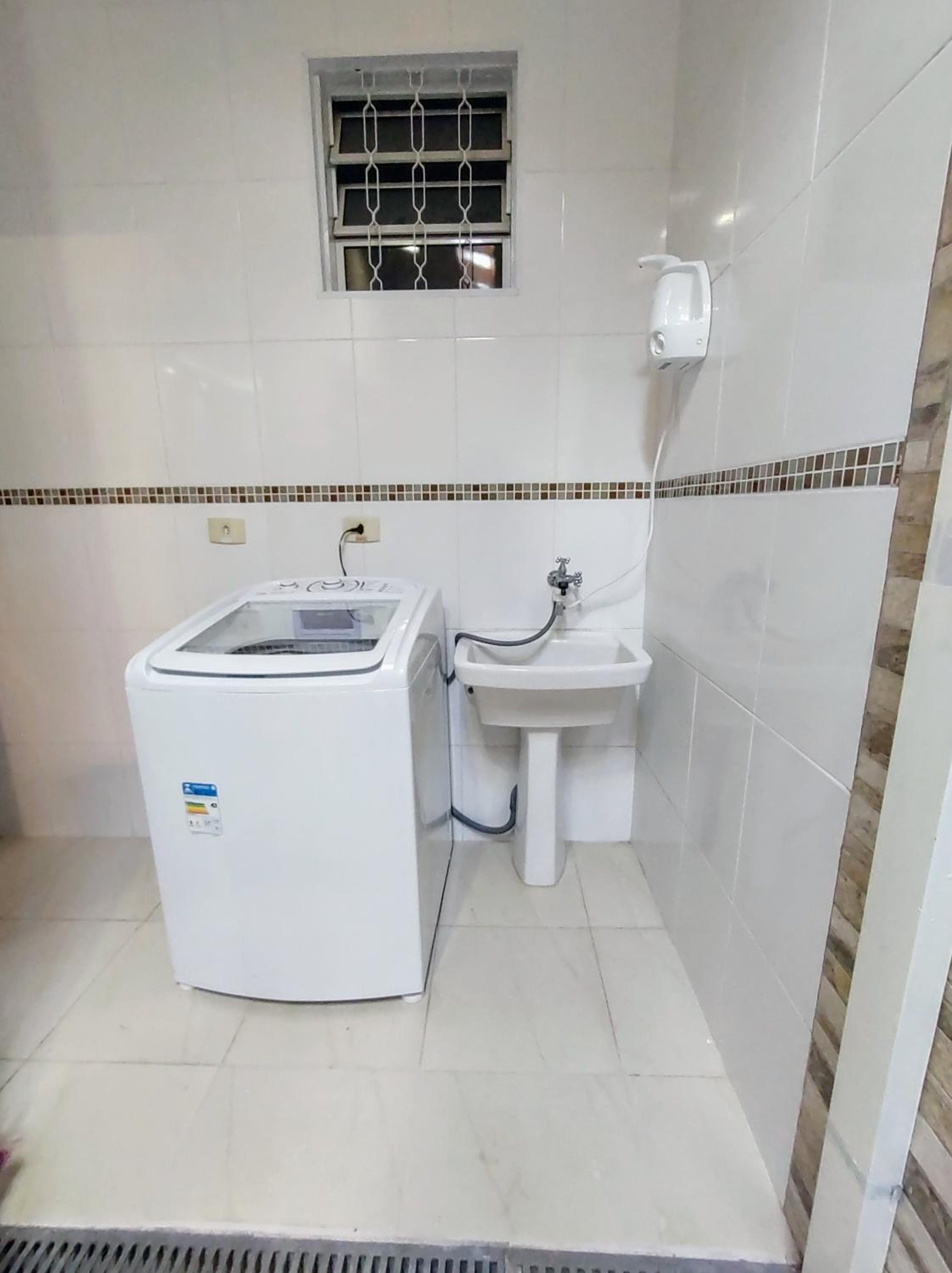 Casa com garagem, ar condicionado, sala tv e jantar, cozinha completa e lavanderia