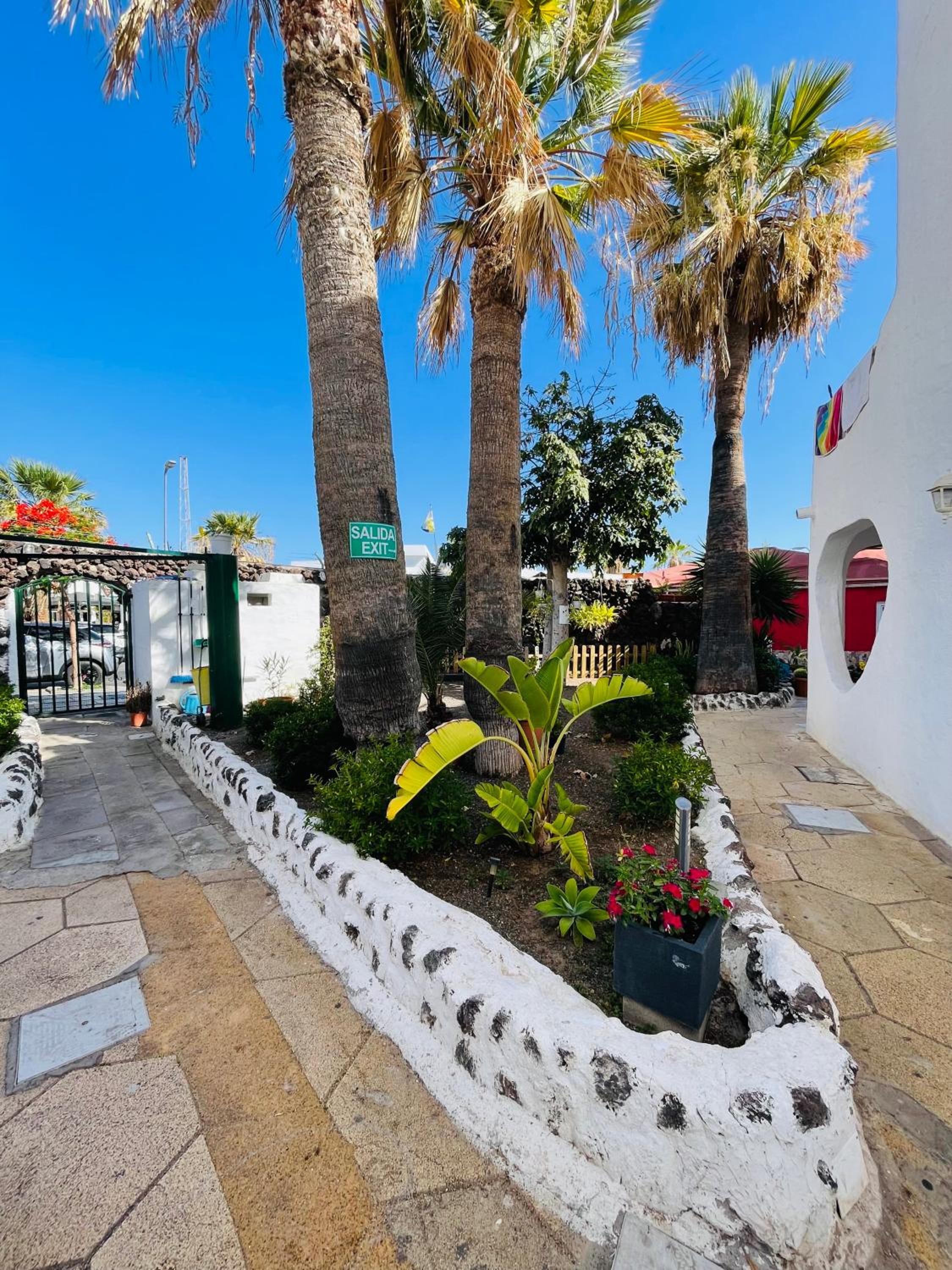Playa, Pool & Nightlife Steps from Clubs & Beach Las Américas view 3