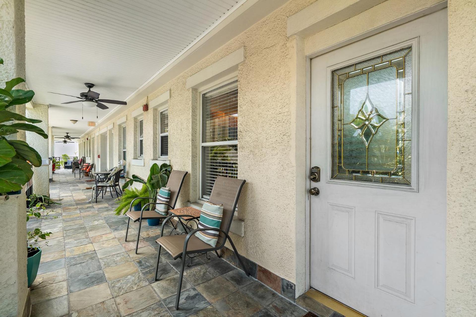 Hotel Wine-Dine-Sunshine Cozy Flat in The Heart of DTSP - Image 1