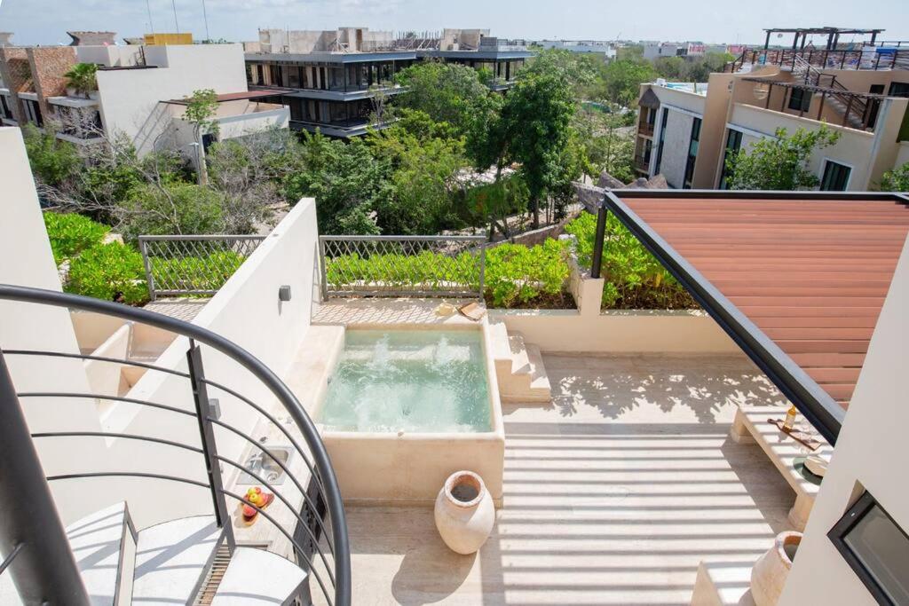 Paramar Beautiful 3 Bdr PH pvt pool and terrace view 5