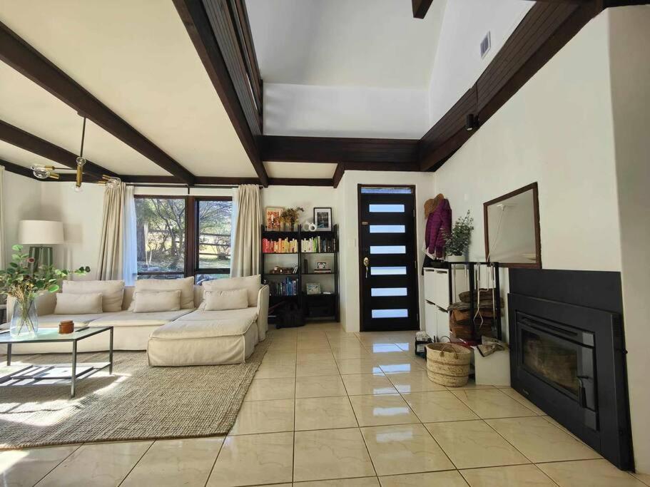 Spacious 5 bedroom Country Home