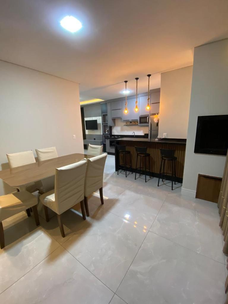 Apartamento, praia de Bombas a uma quadra do mar, com piscina aquecida